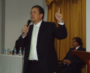 El Concejal eduardo Noroña se dirije a sus mandantes