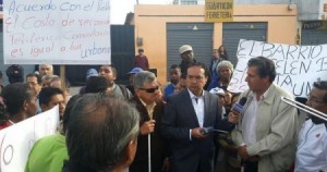 El concejal Guayasamín (c) dirige un segmento comunitario en GamaTV. Foto: Twitter @vecinomario