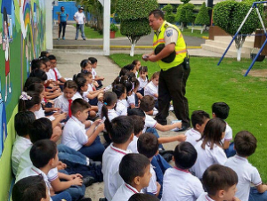 policia y niños manabi