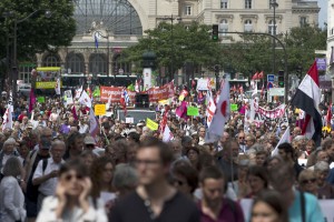 People take part in a demonstration called by associations, unions and leftist politicians in support of both migrants and the Greek people on June 20, 2015 in Paris. AFP PHOTO / KENZO TRIBOUILLARD  FRANCE-GREECE-MIGRANTS-POLITICS-EU-DEMONSTRATION