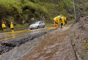 REG TUNGURAHUA ACT SE MUY AFECTADA POR INVIERNO SEVERO DESDE SUS AFLUENTES COMO EL CHAMBO EN CHI POR EL SUR  I EL PATATE  POR EL NORTE AFECTANDO LAS VIAS ROBERTO CHAVEZ EL TELEGRAFO LA CUENCA DE EL PASTAZA