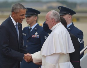 US President Barack Obama (L) greets Pope Francis (R) upon his arrival  September 22, 2015 at Andrews Air Force Base in Maryland. AFP PHOTO/MANDEL NGAN  US-VATICAN-RELIGION-POPE-ARRIVAL