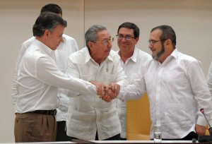 Colombian President Juan Manuel Santos (L) shakes hands with the head