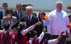 ACT EL PRESIDENTE URUGUAYO TABARE VASQUEZ FUE RECIBIDO POR NINOS DE LA ESCUELA CDIB Q Y EL VICECANCILLER ECUATORIANO EN ELAEROPURTOINTERNACIONAL DE QUITO    MARCO SALGADO - EL TELEGRAFO