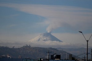 ACT DESDE LA CIUDAD DE QUITO SE PUEDE EVIDENCIAR LA FUMAROLA DEL VOLCAN COTOPAXI    ALVARO PEREZ  EL TELEGRAFO FUMAROLA VOLCAN COTOPAXI