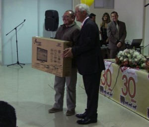 uno de los ganadores recibiendo su premio