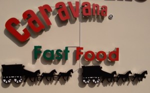 esta es la caravana del sueno que motivó a Manucher Ashrafi a poner su negocio de comida ráapida