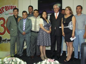 En la gráfica un grupo de trabajadores de la empresa