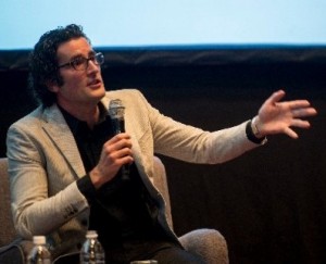 Linchamiento mediático ocurre con apoyo del capital financiero, afirma experto español en Quito