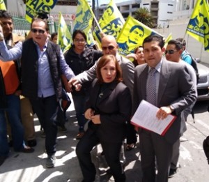 Momentos en que la Secretaria Ejecutiva de AP llega a la sala de sorteos de la Función Judicial