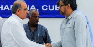 El acuerdo fue suscrito por Humberto de La Calle (i) e Iván Márquez, jefes de los equipos negociadores del gobierno y de las FARC, respectivamente.