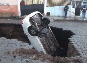 Automóvil cayó en un gran agujero en Chilibulo
