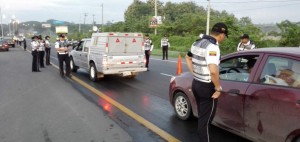 Los dos ocupantes del frágil vehículo perdieron la vida, mientras que quienes iban en el auto (5 personas) quedaron heridas.