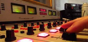 El proceso de concurso público se realiza de acuerdo con lo que establece el artículo 17 de la Constitución, que garantiza la asignación, en igualdad de condiciones