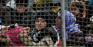 Unos cuatro mil de los denominados sin papeles están en condiciones precarias en un campamento francés con el fin de tratar de llegar a suelo británico a través del Eurotúnel