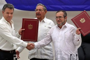 El gobierno colombiano y las FARC oficializaron este jueves en La Habana el abandono de las armas por parte de la guerrilla y la garantía de seguridad para los desmovilizados.