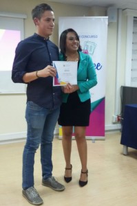 En la Grafica: El triunfador del certámen Damian Aguilar junto a la Superintendenta (e) Paulina Quilumba.