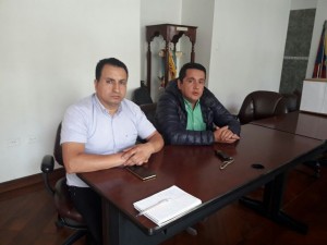 En la Gráfica vemos al ing. Juan Carlos Guevara, Presidente de la Cooperativa Baños y al gerente Wilson Razo