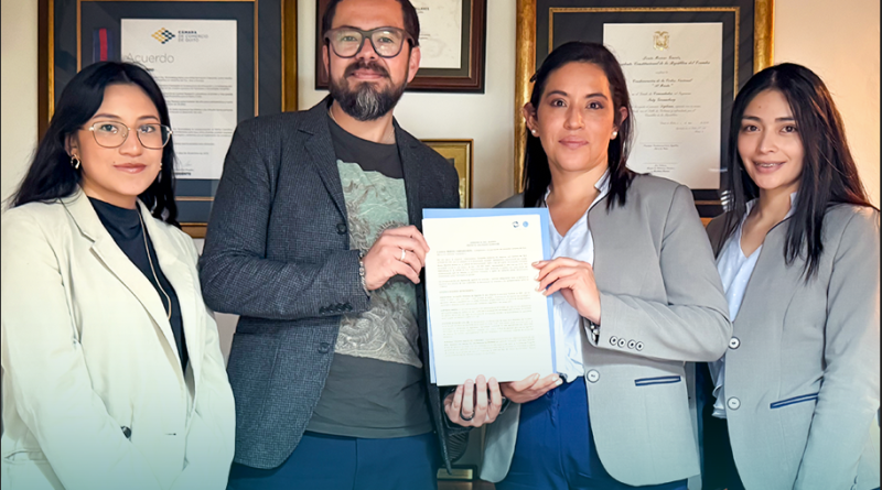 Maria José Villena e Inty Grønneberg, representantes de “Galapagos Guardians”; Pamela Garzón, jefa de Talento Humano y Administración, y Daniela Albuja, ejecutiva de Talento Humano y Cultura de Interoceánica.